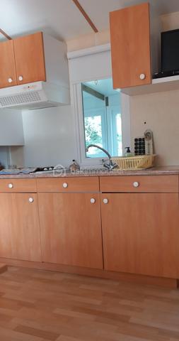Idéalement situé sur la commune de Saint Denis D'oléron, Terrain de Loisirs de 215m² viabilisé (eau, électricité, TAE) aménagé d'un mobil home et d'un cabanon  totalement conforme aux normes de l'urbanisme.

Le mobil home, Ridorev' Nirvana Résidentiel, 4 saisons de 2003, 4m X 9m, est équipé de 3 chambre, 1 salle de bain et est complété d'une terrasse couverte fermée avec baies coulissantes de 23m², une véritable pièce supplémentaire, le tout en très bon état.
Le cabanon carrelé de 7.40m² est équipé d'une douche et d'une cuisine d'été.

Ce bien est situé dans une résidence de 81 lots très bien entretenus, au calme, à proximité des belles plages de l'ouest de lîle et des commodités. Les charges de gestion annuelle s'élèvent à 165€.

Prix de vente HAI 140000€, honoraires charge vendeur.

Les risques auxquels sont exposés ce bien sont disponibles sur le site https://www.georisques.gouv.fr/
Ce bien est soumis à une obligation légale de débroussaillement.