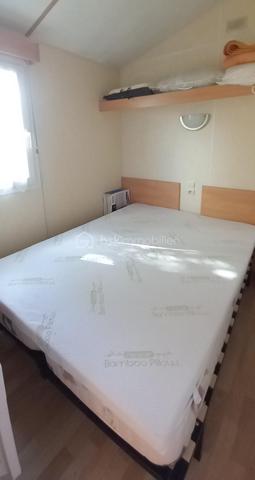 Idéalement situé sur la commune de Saint Denis D'oléron, Terrain de Loisirs de 215m² viabilisé (eau, électricité, TAE) aménagé d'un mobil home et d'un cabanon  totalement conforme aux normes de l'urbanisme.

Le mobil home, Ridorev' Nirvana Résidentiel, 4 saisons de 2003, 4m X 9m, est équipé de 3 chambre, 1 salle de bain et est complété d'une terrasse couverte fermée avec baies coulissantes de 23m², une véritable pièce supplémentaire, le tout en très bon état.
Le cabanon carrelé de 7.40m² est équipé d'une douche et d'une cuisine d'été.

Ce bien est situé dans une résidence de 81 lots très bien entretenus, au calme, à proximité des belles plages de l'ouest de lîle et des commodités. Les charges de gestion annuelle s'élèvent à 165€.

Prix de vente HAI 140000€, honoraires charge vendeur.

Les risques auxquels sont exposés ce bien sont disponibles sur le site https://www.georisques.gouv.fr/
Ce bien est soumis à une obligation légale de débroussaillement.