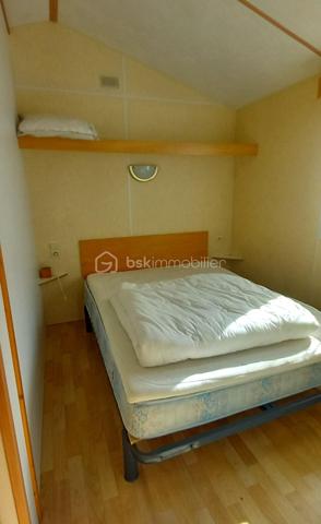 Idéalement situé sur la commune de Saint Denis D'oléron, Terrain de Loisirs de 215m² viabilisé (eau, électricité, TAE) aménagé d'un mobil home et d'un cabanon  totalement conforme aux normes de l'urbanisme.

Le mobil home, Ridorev' Nirvana Résidentiel, 4 saisons de 2003, 4m X 9m, est équipé de 3 chambre, 1 salle de bain et est complété d'une terrasse couverte fermée avec baies coulissantes de 23m², une véritable pièce supplémentaire, le tout en très bon état.
Le cabanon carrelé de 7.40m² est équipé d'une douche et d'une cuisine d'été.

Ce bien est situé dans une résidence de 81 lots très bien entretenus, au calme, à proximité des belles plages de l'ouest de lîle et des commodités. Les charges de gestion annuelle s'élèvent à 165€.

Prix de vente HAI 140000€, honoraires charge vendeur.

Les risques auxquels sont exposés ce bien sont disponibles sur le site https://www.georisques.gouv.fr/
Ce bien est soumis à une obligation légale de débroussaillement.