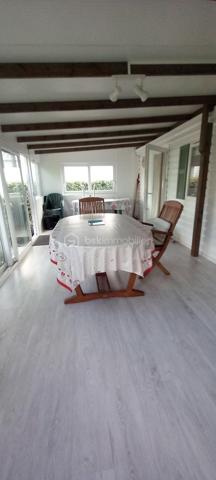 Idéalement situé sur la commune de Saint Denis D'oléron, Terrain de Loisirs de 215m² viabilisé (eau, électricité, TAE) aménagé d'un mobil home et d'un cabanon  totalement conforme aux normes de l'urbanisme.

Le mobil home, Ridorev' Nirvana Résidentiel, 4 saisons de 2003, 4m X 9m, est équipé de 3 chambre, 1 salle de bain et est complété d'une terrasse couverte fermée avec baies coulissantes de 23m², une véritable pièce supplémentaire, le tout en très bon état.
Le cabanon carrelé de 7.40m² est équipé d'une douche et d'une cuisine d'été.

Ce bien est situé dans une résidence de 81 lots très bien entretenus, au calme, à proximité des belles plages de l'ouest de lîle et des commodités. Les charges de gestion annuelle s'élèvent à 165€.

Prix de vente HAI 140000€, honoraires charge vendeur.

Les risques auxquels sont exposés ce bien sont disponibles sur le site https://www.georisques.gouv.fr/
Ce bien est soumis à une obligation légale de débroussaillement.