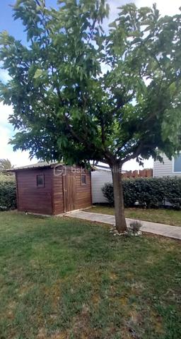 Idéalement situé sur la commune de Saint Denis D'oléron, Terrain de Loisirs de 215m² viabilisé (eau, électricité, TAE) aménagé d'un mobil home et d'un cabanon  totalement conforme aux normes de l'urbanisme.

Le mobil home, Ridorev' Nirvana Résidentiel, 4 saisons de 2003, 4m X 9m, est équipé de 3 chambre, 1 salle de bain et est complété d'une terrasse couverte fermée avec baies coulissantes de 23m², une véritable pièce supplémentaire, le tout en très bon état.
Le cabanon carrelé de 7.40m² est équipé d'une douche et d'une cuisine d'été.

Ce bien est situé dans une résidence de 81 lots très bien entretenus, au calme, à proximité des belles plages de l'ouest de lîle et des commodités. Les charges de gestion annuelle s'élèvent à 165€.

Prix de vente HAI 140000€, honoraires charge vendeur.

Les risques auxquels sont exposés ce bien sont disponibles sur le site https://www.georisques.gouv.fr/
Ce bien est soumis à une obligation légale de débroussaillement.
