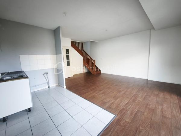 Situé au sein de la résidence Les Demeures d'encore , cet appartement en duplex offre un espace lumineux à rafraîchir selon vos goûts. Il dispose d’une entrée indépendante, de toilettes séparées, d’un salon avec cuisine ouverte baigné de lumière grâce à une baie vitrée donnant sur la résidence. À l’étage, vous trouverez deux chambres et une salle de bain à rafraîchir.

L’ensemble nécessite un rafraîchissement pour exploiter tout son potentiel. Le chauffage électrique assure un confort optimal.

Idéal pour un premier achat ou un investissement, cet appartement bénéficie d’un environnement calme et sécurisé, avec un accès facile aux commodités.

Une belle opportunité à saisir pour personnaliser votre futur logement dans un cadre agréable. Contactez-moi dès maintenant pour plus d’informations ou pour organiser une visite.