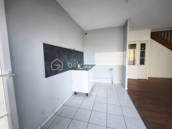 Situé au sein de la résidence Les Demeures d'encore , cet appartement en duplex offre un espace lumineux à rafraîchir selon vos goûts. Il dispose d’une entrée indépendante, de toilettes séparées, d’un salon avec cuisine ouverte baigné de lumière grâce à une baie vitrée donnant sur la résidence. À l’étage, vous trouverez deux chambres et une salle de bain à rafraîchir.

L’ensemble nécessite un rafraîchissement pour exploiter tout son potentiel. Le chauffage électrique assure un confort optimal.

Idéal pour un premier achat ou un investissement, cet appartement bénéficie d’un environnement calme et sécurisé, avec un accès facile aux commodités.

Une belle opportunité à saisir pour personnaliser votre futur logement dans un cadre agréable. Contactez-moi dès maintenant pour plus d’informations ou pour organiser une visite.