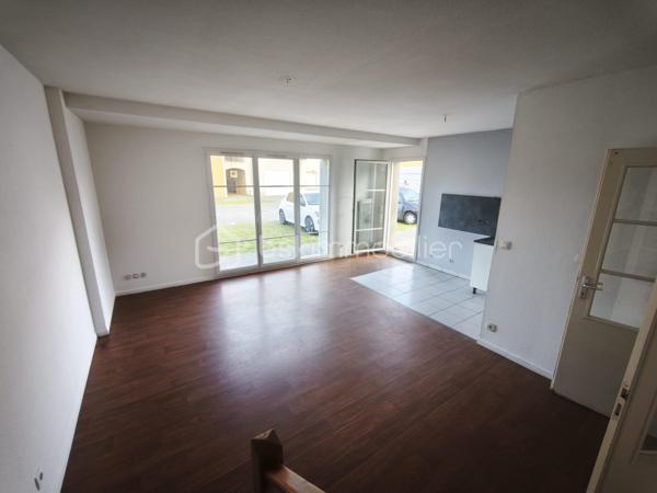 Situé au sein de la résidence Les Demeures d'encore , cet appartement en duplex offre un espace lumineux à rafraîchir selon vos goûts. Il dispose d’une entrée indépendante, de toilettes séparées, d’un salon avec cuisine ouverte baigné de lumière grâce à une baie vitrée donnant sur la résidence. À l’étage, vous trouverez deux chambres et une salle de bain à rafraîchir.

L’ensemble nécessite un rafraîchissement pour exploiter tout son potentiel. Le chauffage électrique assure un confort optimal.

Idéal pour un premier achat ou un investissement, cet appartement bénéficie d’un environnement calme et sécurisé, avec un accès facile aux commodités.

Une belle opportunité à saisir pour personnaliser votre futur logement dans un cadre agréable. Contactez-moi dès maintenant pour plus d’informations ou pour organiser une visite.