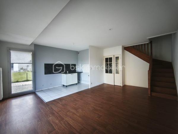 Situé au sein de la résidence Les Demeures d'encore , cet appartement en duplex offre un espace lumineux à rafraîchir selon vos goûts. Il dispose d’une entrée indépendante, de toilettes séparées, d’un salon avec cuisine ouverte baigné de lumière grâce à une baie vitrée donnant sur la résidence. À l’étage, vous trouverez deux chambres et une salle de bain à rafraîchir.

L’ensemble nécessite un rafraîchissement pour exploiter tout son potentiel. Le chauffage électrique assure un confort optimal.

Idéal pour un premier achat ou un investissement, cet appartement bénéficie d’un environnement calme et sécurisé, avec un accès facile aux commodités.

Une belle opportunité à saisir pour personnaliser votre futur logement dans un cadre agréable. Contactez-moi dès maintenant pour plus d’informations ou pour organiser une visite.