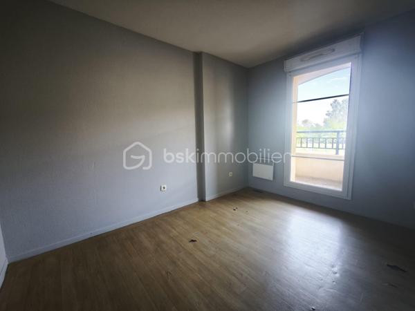 Situé au sein de la résidence Les Demeures d'encore , cet appartement en duplex offre un espace lumineux à rafraîchir selon vos goûts. Il dispose d’une entrée indépendante, de toilettes séparées, d’un salon avec cuisine ouverte baigné de lumière grâce à une baie vitrée donnant sur la résidence. À l’étage, vous trouverez deux chambres et une salle de bain à rafraîchir.

L’ensemble nécessite un rafraîchissement pour exploiter tout son potentiel. Le chauffage électrique assure un confort optimal.

Idéal pour un premier achat ou un investissement, cet appartement bénéficie d’un environnement calme et sécurisé, avec un accès facile aux commodités.

Une belle opportunité à saisir pour personnaliser votre futur logement dans un cadre agréable. Contactez-moi dès maintenant pour plus d’informations ou pour organiser une visite.