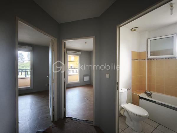 Situé au sein de la résidence Les Demeures d'encore , cet appartement en duplex offre un espace lumineux à rafraîchir selon vos goûts. Il dispose d’une entrée indépendante, de toilettes séparées, d’un salon avec cuisine ouverte baigné de lumière grâce à une baie vitrée donnant sur la résidence. À l’étage, vous trouverez deux chambres et une salle de bain à rafraîchir.

L’ensemble nécessite un rafraîchissement pour exploiter tout son potentiel. Le chauffage électrique assure un confort optimal.

Idéal pour un premier achat ou un investissement, cet appartement bénéficie d’un environnement calme et sécurisé, avec un accès facile aux commodités.

Une belle opportunité à saisir pour personnaliser votre futur logement dans un cadre agréable. Contactez-moi dès maintenant pour plus d’informations ou pour organiser une visite.