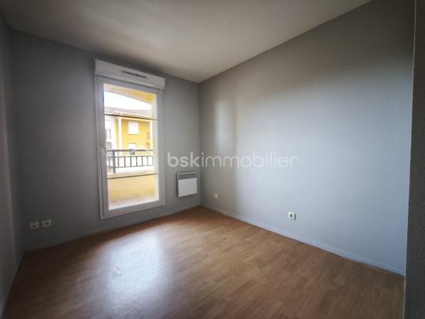 Situé au sein de la résidence Les Demeures d'encore , cet appartement en duplex offre un espace lumineux à rafraîchir selon vos goûts. Il dispose d’une entrée indépendante, de toilettes séparées, d’un salon avec cuisine ouverte baigné de lumière grâce à une baie vitrée donnant sur la résidence. À l’étage, vous trouverez deux chambres et une salle de bain à rafraîchir.

L’ensemble nécessite un rafraîchissement pour exploiter tout son potentiel. Le chauffage électrique assure un confort optimal.

Idéal pour un premier achat ou un investissement, cet appartement bénéficie d’un environnement calme et sécurisé, avec un accès facile aux commodités.

Une belle opportunité à saisir pour personnaliser votre futur logement dans un cadre agréable. Contactez-moi dès maintenant pour plus d’informations ou pour organiser une visite.