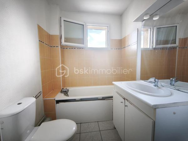 Situé au sein de la résidence Les Demeures d'encore , cet appartement en duplex offre un espace lumineux à rafraîchir selon vos goûts. Il dispose d’une entrée indépendante, de toilettes séparées, d’un salon avec cuisine ouverte baigné de lumière grâce à une baie vitrée donnant sur la résidence. À l’étage, vous trouverez deux chambres et une salle de bain à rafraîchir.

L’ensemble nécessite un rafraîchissement pour exploiter tout son potentiel. Le chauffage électrique assure un confort optimal.

Idéal pour un premier achat ou un investissement, cet appartement bénéficie d’un environnement calme et sécurisé, avec un accès facile aux commodités.

Une belle opportunité à saisir pour personnaliser votre futur logement dans un cadre agréable. Contactez-moi dès maintenant pour plus d’informations ou pour organiser une visite.