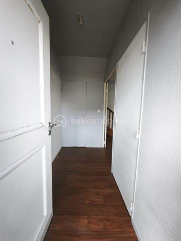 Situé au sein de la résidence Les Demeures d'encore , cet appartement en duplex offre un espace lumineux à rafraîchir selon vos goûts. Il dispose d’une entrée indépendante, de toilettes séparées, d’un salon avec cuisine ouverte baigné de lumière grâce à une baie vitrée donnant sur la résidence. À l’étage, vous trouverez deux chambres et une salle de bain à rafraîchir.

L’ensemble nécessite un rafraîchissement pour exploiter tout son potentiel. Le chauffage électrique assure un confort optimal.

Idéal pour un premier achat ou un investissement, cet appartement bénéficie d’un environnement calme et sécurisé, avec un accès facile aux commodités.

Une belle opportunité à saisir pour personnaliser votre futur logement dans un cadre agréable. Contactez-moi dès maintenant pour plus d’informations ou pour organiser une visite.