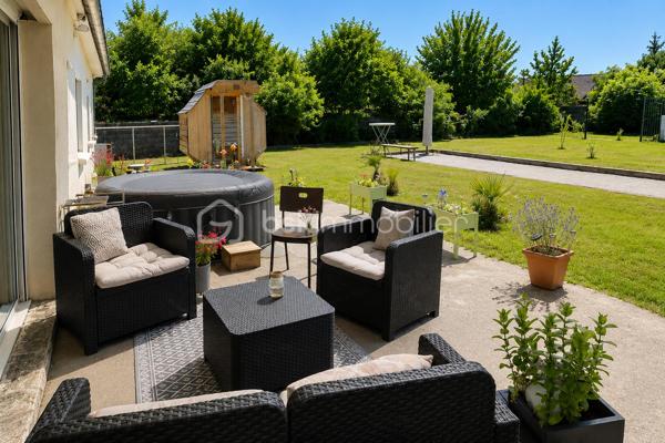 Et si votre prochaine maison était celle où les meilleurs moments du quotidien prennent enfin toute leur place ?

Imaginez les longues soirées d'été sous la terrasse couverte pendant que le four à pizza chauffe doucement. Les enfants qui profitent du jardin, les amis réunis autour d'une partie de pétanque, puis un moment de détente dans le sauna extérieur en fin de journée.

Située à Pointre, à seulement 12 minutes d'Auxonne et à proximité de Dole, cette grande maison familiale de plain-pied construite en 2010 développe 209 m² habitables sur un terrain clos et arboré de 1 929 m².

La pièce de vie lumineuse de plus de 55 m² avec cuisine ouverte constitue le cœur de la maison et s'ouvre directement sur les espaces extérieurs pensés pour recevoir et profiter pleinement de chaque saison.

La maison offre :

• 6 chambres

• Une suite parentale avec dressing, baignoire balnéothérapie et douche à l'italienne

• Une seconde suite avec salle d'eau privative, douche à l'italienne et WC

• Un WC indépendant

• Une buanderie

Côté confort, vous bénéficierez d'une pompe à chaleur avec plancher chauffant rafraîchissant, d'un ballon thermodynamique et d'une excellente performance énergétique avec un classement DPE A.

À l'extérieur : grande terrasse couverte avec cuisine d'été, four à pizza, terrain de pétanque, sauna extérieur, kiosque couvert et grand double garage.

Une maison idéale pour les familles recherchant espace, confort moderne et qualité de vie dans un environnement calme.
Un bien rare sur le secteur à découvrir sans tarder ! 

Contactez-moi pour organiser une visite.
