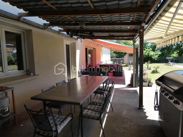 Et si votre prochaine maison était celle où les meilleurs moments du quotidien prennent enfin toute leur place ?

Imaginez les longues soirées d'été sous la terrasse couverte pendant que le four à pizza chauffe doucement. Les enfants qui profitent du jardin, les amis réunis autour d'une partie de pétanque, puis un moment de détente dans le sauna extérieur en fin de journée.

Située à Pointre, à seulement 12 minutes d'Auxonne et à proximité de Dole, cette grande maison familiale de plain-pied construite en 2010 développe 209 m² habitables sur un terrain clos et arboré de 1 929 m².

La pièce de vie lumineuse de plus de 55 m² avec cuisine ouverte constitue le cœur de la maison et s'ouvre directement sur les espaces extérieurs pensés pour recevoir et profiter pleinement de chaque saison.

La maison offre :

• 6 chambres

• Une suite parentale avec dressing, baignoire balnéothérapie et douche à l'italienne

• Une seconde suite avec salle d'eau privative, douche à l'italienne et WC

• Un WC indépendant

• Une buanderie

Côté confort, vous bénéficierez d'une pompe à chaleur avec plancher chauffant rafraîchissant, d'un ballon thermodynamique et d'une excellente performance énergétique avec un classement DPE A.

À l'extérieur : grande terrasse couverte avec cuisine d'été, four à pizza, terrain de pétanque, sauna extérieur, kiosque couvert et grand double garage.

Une maison idéale pour les familles recherchant espace, confort moderne et qualité de vie dans un environnement calme.
Un bien rare sur le secteur à découvrir sans tarder ! 

Contactez-moi pour organiser une visite.