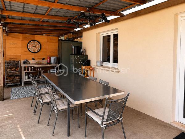 Et si votre prochaine maison était celle où les meilleurs moments du quotidien prennent enfin toute leur place ?

Imaginez les longues soirées d'été sous la terrasse couverte pendant que le four à pizza chauffe doucement. Les enfants qui profitent du jardin, les amis réunis autour d'une partie de pétanque, puis un moment de détente dans le sauna extérieur en fin de journée.

Située à Pointre, à seulement 12 minutes d'Auxonne et à proximité de Dole, cette grande maison familiale de plain-pied construite en 2010 développe 209 m² habitables sur un terrain clos et arboré de 1 929 m².

La pièce de vie lumineuse de plus de 55 m² avec cuisine ouverte constitue le cœur de la maison et s'ouvre directement sur les espaces extérieurs pensés pour recevoir et profiter pleinement de chaque saison.

La maison offre :

• 6 chambres

• Une suite parentale avec dressing, baignoire balnéothérapie et douche à l'italienne

• Une seconde suite avec salle d'eau privative, douche à l'italienne et WC

• Un WC indépendant

• Une buanderie

Côté confort, vous bénéficierez d'une pompe à chaleur avec plancher chauffant rafraîchissant, d'un ballon thermodynamique et d'une excellente performance énergétique avec un classement DPE A.

À l'extérieur : grande terrasse couverte avec cuisine d'été, four à pizza, terrain de pétanque, sauna extérieur, kiosque couvert et grand double garage.

Une maison idéale pour les familles recherchant espace, confort moderne et qualité de vie dans un environnement calme.
Un bien rare sur le secteur à découvrir sans tarder ! 

Contactez-moi pour organiser une visite.