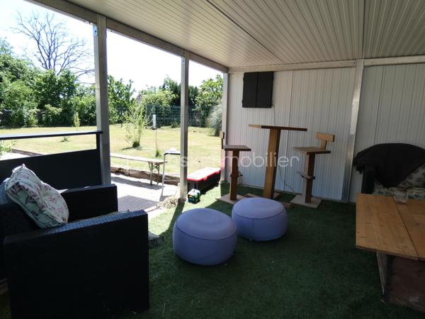 Et si votre prochaine maison était celle où les meilleurs moments du quotidien prennent enfin toute leur place ?

Imaginez les longues soirées d'été sous la terrasse couverte pendant que le four à pizza chauffe doucement. Les enfants qui profitent du jardin, les amis réunis autour d'une partie de pétanque, puis un moment de détente dans le sauna extérieur en fin de journée.

Située à Pointre, à seulement 12 minutes d'Auxonne et à proximité de Dole, cette grande maison familiale de plain-pied construite en 2010 développe 209 m² habitables sur un terrain clos et arboré de 1 929 m².

La pièce de vie lumineuse de plus de 55 m² avec cuisine ouverte constitue le cœur de la maison et s'ouvre directement sur les espaces extérieurs pensés pour recevoir et profiter pleinement de chaque saison.

La maison offre :

• 6 chambres

• Une suite parentale avec dressing, baignoire balnéothérapie et douche à l'italienne

• Une seconde suite avec salle d'eau privative, douche à l'italienne et WC

• Un WC indépendant

• Une buanderie

Côté confort, vous bénéficierez d'une pompe à chaleur avec plancher chauffant rafraîchissant, d'un ballon thermodynamique et d'une excellente performance énergétique avec un classement DPE A.

À l'extérieur : grande terrasse couverte avec cuisine d'été, four à pizza, terrain de pétanque, sauna extérieur, kiosque couvert et grand double garage.

Une maison idéale pour les familles recherchant espace, confort moderne et qualité de vie dans un environnement calme.
Un bien rare sur le secteur à découvrir sans tarder ! 

Contactez-moi pour organiser une visite.