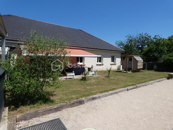 Et si votre prochaine maison était celle où les meilleurs moments du quotidien prennent enfin toute leur place ?

Imaginez les longues soirées d'été sous la terrasse couverte pendant que le four à pizza chauffe doucement. Les enfants qui profitent du jardin, les amis réunis autour d'une partie de pétanque, puis un moment de détente dans le sauna extérieur en fin de journée.

Située à Pointre, à seulement 12 minutes d'Auxonne et à proximité de Dole, cette grande maison familiale de plain-pied construite en 2010 développe 209 m² habitables sur un terrain clos et arboré de 1 929 m².

La pièce de vie lumineuse de plus de 55 m² avec cuisine ouverte constitue le cœur de la maison et s'ouvre directement sur les espaces extérieurs pensés pour recevoir et profiter pleinement de chaque saison.

La maison offre :

• 6 chambres

• Une suite parentale avec dressing, baignoire balnéothérapie et douche à l'italienne

• Une seconde suite avec salle d'eau privative, douche à l'italienne et WC

• Un WC indépendant

• Une buanderie

Côté confort, vous bénéficierez d'une pompe à chaleur avec plancher chauffant rafraîchissant, d'un ballon thermodynamique et d'une excellente performance énergétique avec un classement DPE A.

À l'extérieur : grande terrasse couverte avec cuisine d'été, four à pizza, terrain de pétanque, sauna extérieur, kiosque couvert et grand double garage.

Une maison idéale pour les familles recherchant espace, confort moderne et qualité de vie dans un environnement calme.
Un bien rare sur le secteur à découvrir sans tarder ! 

Contactez-moi pour organiser une visite.