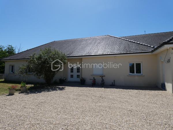 Et si votre prochaine maison était celle où les meilleurs moments du quotidien prennent enfin toute leur place ?

Imaginez les longues soirées d'été sous la terrasse couverte pendant que le four à pizza chauffe doucement. Les enfants qui profitent du jardin, les amis réunis autour d'une partie de pétanque, puis un moment de détente dans le sauna extérieur en fin de journée.

Située à Pointre, à seulement 12 minutes d'Auxonne et à proximité de Dole, cette grande maison familiale de plain-pied construite en 2010 développe 209 m² habitables sur un terrain clos et arboré de 1 929 m².

La pièce de vie lumineuse de plus de 55 m² avec cuisine ouverte constitue le cœur de la maison et s'ouvre directement sur les espaces extérieurs pensés pour recevoir et profiter pleinement de chaque saison.

La maison offre :

• 6 chambres

• Une suite parentale avec dressing, baignoire balnéothérapie et douche à l'italienne

• Une seconde suite avec salle d'eau privative, douche à l'italienne et WC

• Un WC indépendant

• Une buanderie

Côté confort, vous bénéficierez d'une pompe à chaleur avec plancher chauffant rafraîchissant, d'un ballon thermodynamique et d'une excellente performance énergétique avec un classement DPE A.

À l'extérieur : grande terrasse couverte avec cuisine d'été, four à pizza, terrain de pétanque, sauna extérieur, kiosque couvert et grand double garage.

Une maison idéale pour les familles recherchant espace, confort moderne et qualité de vie dans un environnement calme.
Un bien rare sur le secteur à découvrir sans tarder ! 

Contactez-moi pour organiser une visite.