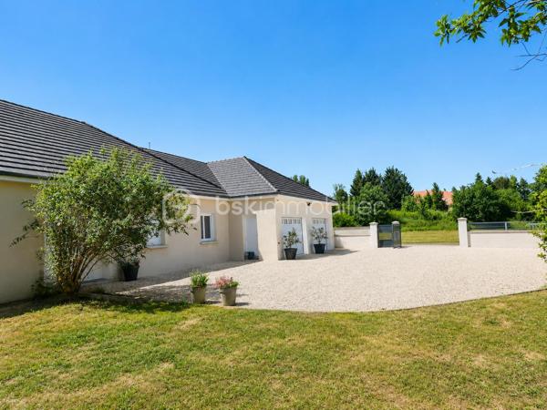 Et si votre prochaine maison était celle où les meilleurs moments du quotidien prennent enfin toute leur place ?

Imaginez les longues soirées d'été sous la terrasse couverte pendant que le four à pizza chauffe doucement. Les enfants qui profitent du jardin, les amis réunis autour d'une partie de pétanque, puis un moment de détente dans le sauna extérieur en fin de journée.

Située à Pointre, à seulement 12 minutes d'Auxonne et à proximité de Dole, cette grande maison familiale de plain-pied construite en 2010 développe 209 m² habitables sur un terrain clos et arboré de 1 929 m².

La pièce de vie lumineuse de plus de 55 m² avec cuisine ouverte constitue le cœur de la maison et s'ouvre directement sur les espaces extérieurs pensés pour recevoir et profiter pleinement de chaque saison.

La maison offre :

• 6 chambres

• Une suite parentale avec dressing, baignoire balnéothérapie et douche à l'italienne

• Une seconde suite avec salle d'eau privative, douche à l'italienne et WC

• Un WC indépendant

• Une buanderie

Côté confort, vous bénéficierez d'une pompe à chaleur avec plancher chauffant rafraîchissant, d'un ballon thermodynamique et d'une excellente performance énergétique avec un classement DPE A.

À l'extérieur : grande terrasse couverte avec cuisine d'été, four à pizza, terrain de pétanque, sauna extérieur, kiosque couvert et grand double garage.

Une maison idéale pour les familles recherchant espace, confort moderne et qualité de vie dans un environnement calme.
Un bien rare sur le secteur à découvrir sans tarder ! 

Contactez-moi pour organiser une visite.