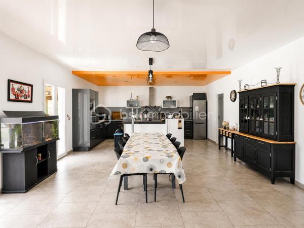 Et si votre prochaine maison était celle où les meilleurs moments du quotidien prennent enfin toute leur place ?

Imaginez les longues soirées d'été sous la terrasse couverte pendant que le four à pizza chauffe doucement. Les enfants qui profitent du jardin, les amis réunis autour d'une partie de pétanque, puis un moment de détente dans le sauna extérieur en fin de journée.

Située à Pointre, à seulement 12 minutes d'Auxonne et à proximité de Dole, cette grande maison familiale de plain-pied construite en 2010 développe 209 m² habitables sur un terrain clos et arboré de 1 929 m².

La pièce de vie lumineuse de plus de 55 m² avec cuisine ouverte constitue le cœur de la maison et s'ouvre directement sur les espaces extérieurs pensés pour recevoir et profiter pleinement de chaque saison.

La maison offre :

• 6 chambres

• Une suite parentale avec dressing, baignoire balnéothérapie et douche à l'italienne

• Une seconde suite avec salle d'eau privative, douche à l'italienne et WC

• Un WC indépendant

• Une buanderie

Côté confort, vous bénéficierez d'une pompe à chaleur avec plancher chauffant rafraîchissant, d'un ballon thermodynamique et d'une excellente performance énergétique avec un classement DPE A.

À l'extérieur : grande terrasse couverte avec cuisine d'été, four à pizza, terrain de pétanque, sauna extérieur, kiosque couvert et grand double garage.

Une maison idéale pour les familles recherchant espace, confort moderne et qualité de vie dans un environnement calme.
Un bien rare sur le secteur à découvrir sans tarder ! 

Contactez-moi pour organiser une visite.