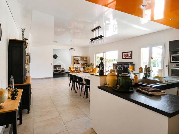 Et si votre prochaine maison était celle où les meilleurs moments du quotidien prennent enfin toute leur place ?

Imaginez les longues soirées d'été sous la terrasse couverte pendant que le four à pizza chauffe doucement. Les enfants qui profitent du jardin, les amis réunis autour d'une partie de pétanque, puis un moment de détente dans le sauna extérieur en fin de journée.

Située à Pointre, à seulement 12 minutes d'Auxonne et à proximité de Dole, cette grande maison familiale de plain-pied construite en 2010 développe 209 m² habitables sur un terrain clos et arboré de 1 929 m².

La pièce de vie lumineuse de plus de 55 m² avec cuisine ouverte constitue le cœur de la maison et s'ouvre directement sur les espaces extérieurs pensés pour recevoir et profiter pleinement de chaque saison.

La maison offre :

• 6 chambres

• Une suite parentale avec dressing, baignoire balnéothérapie et douche à l'italienne

• Une seconde suite avec salle d'eau privative, douche à l'italienne et WC

• Un WC indépendant

• Une buanderie

Côté confort, vous bénéficierez d'une pompe à chaleur avec plancher chauffant rafraîchissant, d'un ballon thermodynamique et d'une excellente performance énergétique avec un classement DPE A.

À l'extérieur : grande terrasse couverte avec cuisine d'été, four à pizza, terrain de pétanque, sauna extérieur, kiosque couvert et grand double garage.

Une maison idéale pour les familles recherchant espace, confort moderne et qualité de vie dans un environnement calme.
Un bien rare sur le secteur à découvrir sans tarder ! 

Contactez-moi pour organiser une visite.