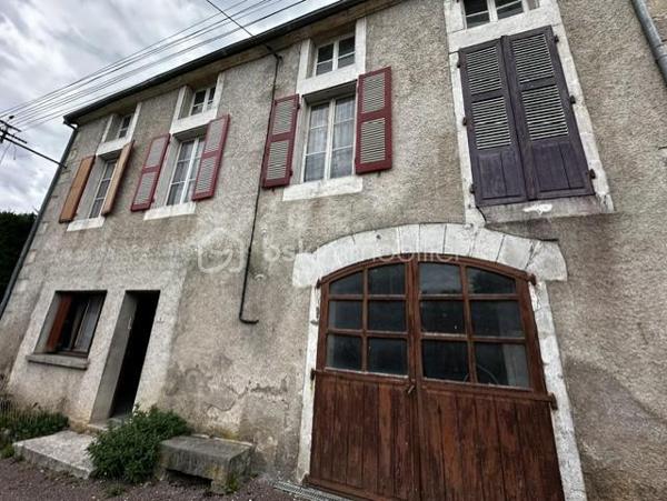 Il s'agit d'une maison d'habitation comprenant une salle à manger, une cuisine avec un accès à une petite cour. une salle de douche avec wc. Au premier étage : un couloir avec placards desservant quatre chambres. Au deuxième étage : un grenier aménageable. Une cave voutée sous la maison, un garage avec un wc et au dessus du garage un étage.