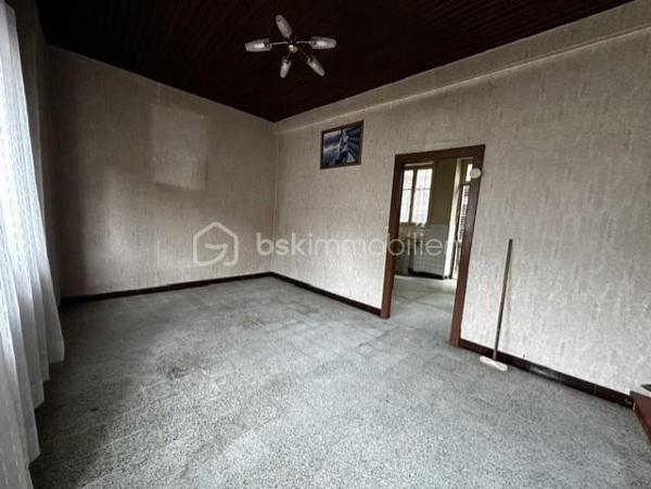 Il s'agit d'une maison d'habitation comprenant une salle à manger, une cuisine avec un accès à une petite cour. une salle de douche avec wc. Au premier étage : un couloir avec placards desservant quatre chambres. Au deuxième étage : un grenier aménageable. Une cave voutée sous la maison, un garage avec un wc et au dessus du garage un étage.
