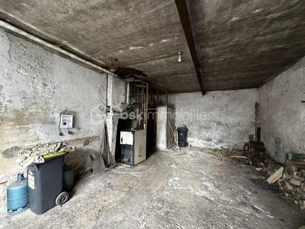 Il s'agit d'une maison d'habitation comprenant une salle à manger, une cuisine avec un accès à une petite cour. une salle de douche avec wc. Au premier étage : un couloir avec placards desservant quatre chambres. Au deuxième étage : un grenier aménageable. Une cave voutée sous la maison, un garage avec un wc et au dessus du garage un étage.