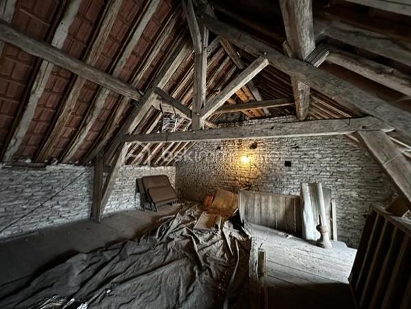 Il s'agit d'une maison d'habitation comprenant une salle à manger, une cuisine avec un accès à une petite cour. une salle de douche avec wc. Au premier étage : un couloir avec placards desservant quatre chambres. Au deuxième étage : un grenier aménageable. Une cave voutée sous la maison, un garage avec un wc et au dessus du garage un étage.