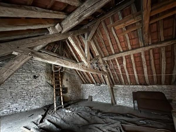 Il s'agit d'une maison d'habitation comprenant une salle à manger, une cuisine avec un accès à une petite cour. une salle de douche avec wc. Au premier étage : un couloir avec placards desservant quatre chambres. Au deuxième étage : un grenier aménageable. Une cave voutée sous la maison, un garage avec un wc et au dessus du garage un étage.