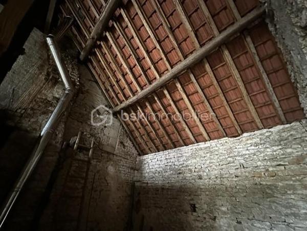 Il s'agit d'une maison d'habitation comprenant une salle à manger, une cuisine avec un accès à une petite cour. une salle de douche avec wc. Au premier étage : un couloir avec placards desservant quatre chambres. Au deuxième étage : un grenier aménageable. Une cave voutée sous la maison, un garage avec un wc et au dessus du garage un étage.