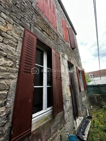 Il s'agit d'une maison d'habitation comprenant une salle à manger, une cuisine avec un accès à une petite cour. une salle de douche avec wc. Au premier étage : un couloir avec placards desservant quatre chambres. Au deuxième étage : un grenier aménageable. Une cave voutée sous la maison, un garage avec un wc et au dessus du garage un étage.