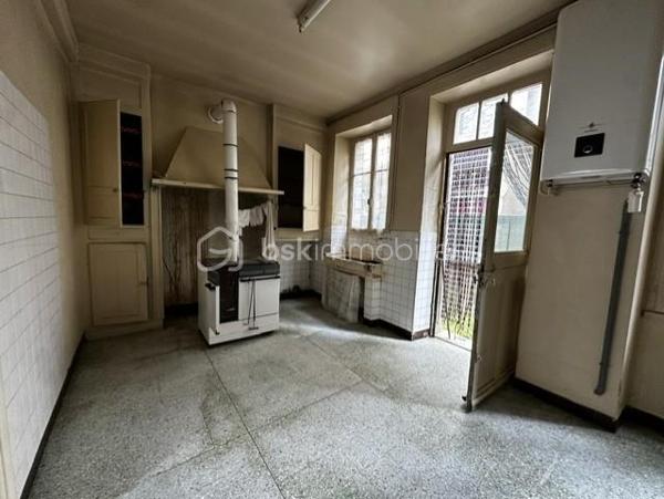 Il s'agit d'une maison d'habitation comprenant une salle à manger, une cuisine avec un accès à une petite cour. une salle de douche avec wc. Au premier étage : un couloir avec placards desservant quatre chambres. Au deuxième étage : un grenier aménageable. Une cave voutée sous la maison, un garage avec un wc et au dessus du garage un étage.