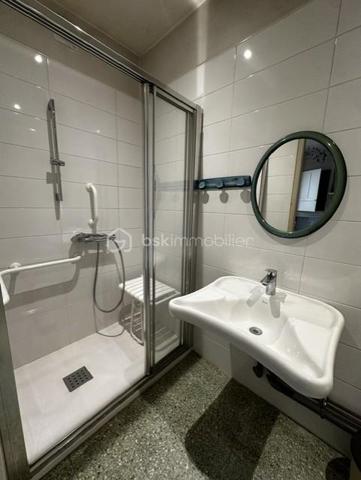 Il s'agit d'une maison d'habitation comprenant une salle à manger, une cuisine avec un accès à une petite cour. une salle de douche avec wc. Au premier étage : un couloir avec placards desservant quatre chambres. Au deuxième étage : un grenier aménageable. Une cave voutée sous la maison, un garage avec un wc et au dessus du garage un étage.