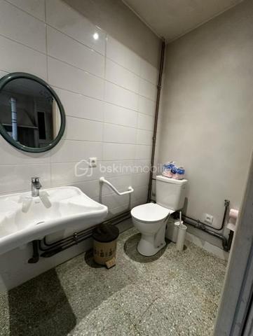 Il s'agit d'une maison d'habitation comprenant une salle à manger, une cuisine avec un accès à une petite cour. une salle de douche avec wc. Au premier étage : un couloir avec placards desservant quatre chambres. Au deuxième étage : un grenier aménageable. Une cave voutée sous la maison, un garage avec un wc et au dessus du garage un étage.