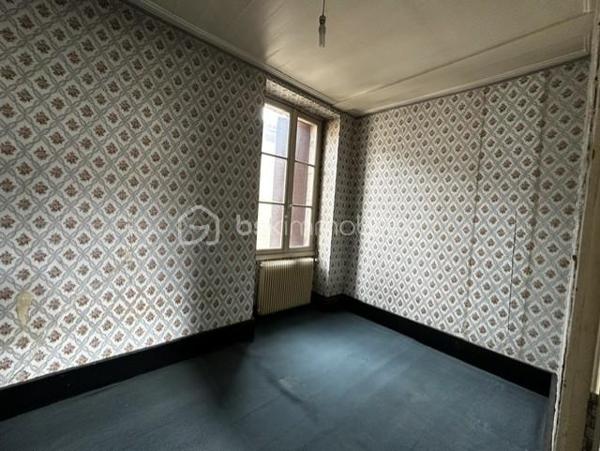 Il s'agit d'une maison d'habitation comprenant une salle à manger, une cuisine avec un accès à une petite cour. une salle de douche avec wc. Au premier étage : un couloir avec placards desservant quatre chambres. Au deuxième étage : un grenier aménageable. Une cave voutée sous la maison, un garage avec un wc et au dessus du garage un étage.
