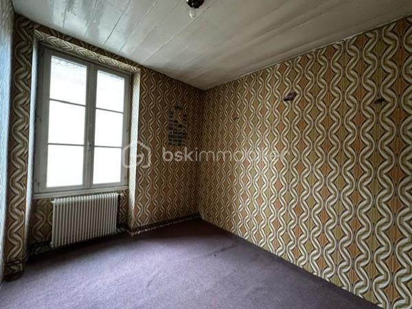 Il s'agit d'une maison d'habitation comprenant une salle à manger, une cuisine avec un accès à une petite cour. une salle de douche avec wc. Au premier étage : un couloir avec placards desservant quatre chambres. Au deuxième étage : un grenier aménageable. Une cave voutée sous la maison, un garage avec un wc et au dessus du garage un étage.