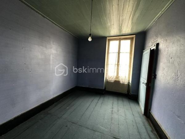 Il s'agit d'une maison d'habitation comprenant une salle à manger, une cuisine avec un accès à une petite cour. une salle de douche avec wc. Au premier étage : un couloir avec placards desservant quatre chambres. Au deuxième étage : un grenier aménageable. Une cave voutée sous la maison, un garage avec un wc et au dessus du garage un étage.