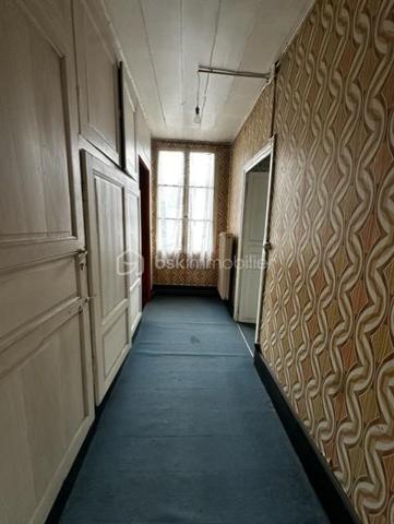 Il s'agit d'une maison d'habitation comprenant une salle à manger, une cuisine avec un accès à une petite cour. une salle de douche avec wc. Au premier étage : un couloir avec placards desservant quatre chambres. Au deuxième étage : un grenier aménageable. Une cave voutée sous la maison, un garage avec un wc et au dessus du garage un étage.