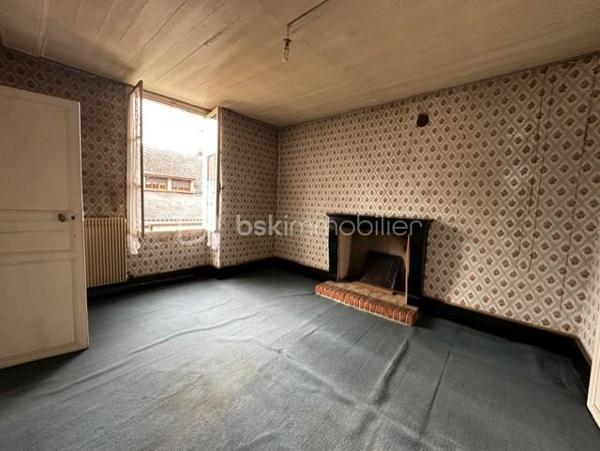 Il s'agit d'une maison d'habitation comprenant une salle à manger, une cuisine avec un accès à une petite cour. une salle de douche avec wc. Au premier étage : un couloir avec placards desservant quatre chambres. Au deuxième étage : un grenier aménageable. Une cave voutée sous la maison, un garage avec un wc et au dessus du garage un étage.