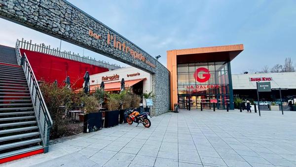 SEYNOD – RESTAURANT BRASSERIE À FORTE NOTORIÉTÉ – EMPLACEMENT N°1 EN GALERIE COMMERCIALE