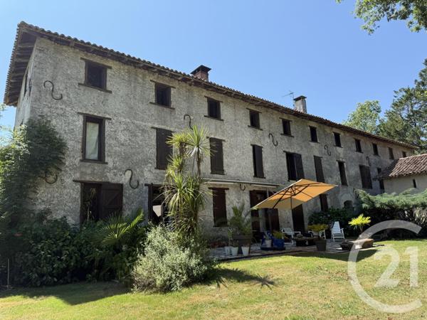 Maison à vendre  20 pièces - 660 m2 URT - 64