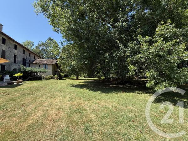 Maison à vendre  20 pièces - 660 m2 URT - 64