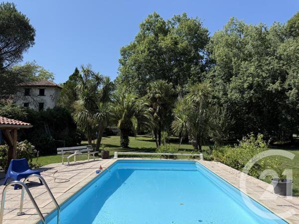 Maison à vendre  20 pièces - 660 m2 URT - 64