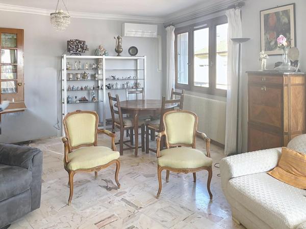 Grand appartement lumineux 2 chambres, dernier étage vue dégagée