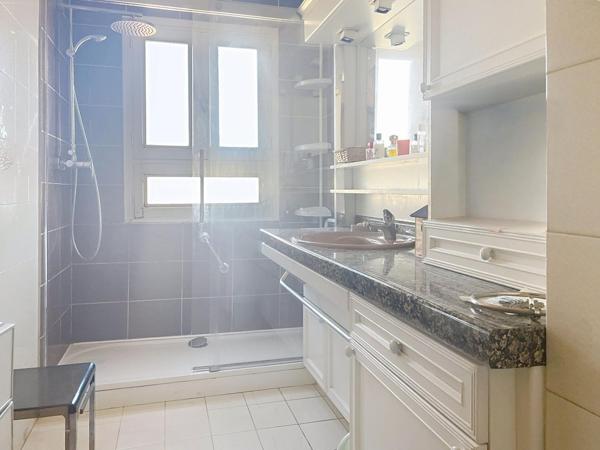 Grand appartement lumineux 2 chambres, dernier étage vue dégagée