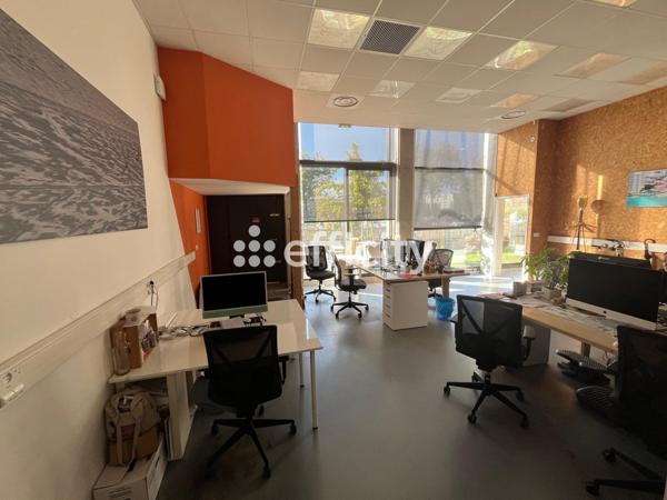 Bureau 8 pièces - 230 m²