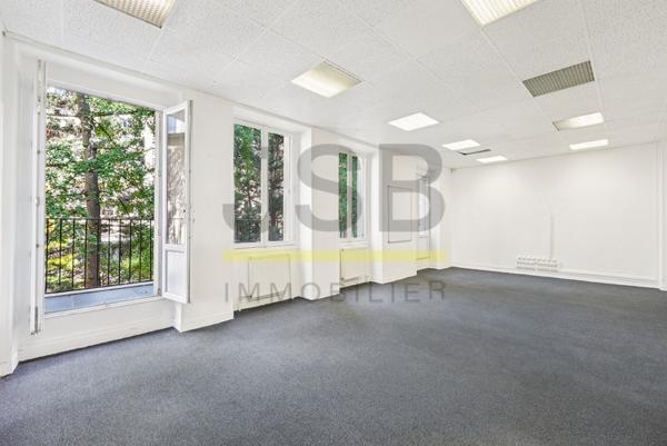 75010 Paris - Republique / Canal Saint Martin - bureaux avec terrasse