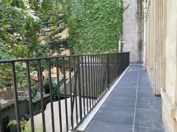 75010 Paris - Republique / Canal Saint Martin - bureaux avec terrasse