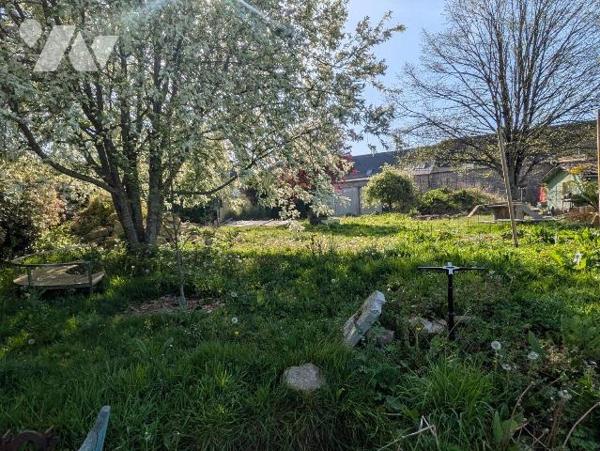 GUICHEN - Centre - Hors lotissement - Terrain de 333 m² exposé sud - Viabilisation à prévoir - ...