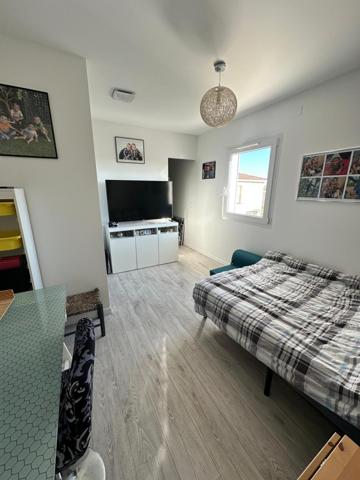 Villa récente climatisée, 4 chambres, piscine.