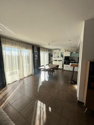 Villa récente climatisée, 4 chambres, piscine.